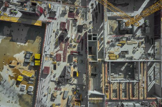 Zentraler Teilbereich der Baustelle mit vorbereitender Deckenschalung über der zukünftigen Mensa (rechts unten)