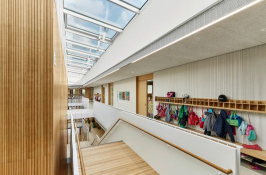 Lichtdurchfluteter Garderobenbereich