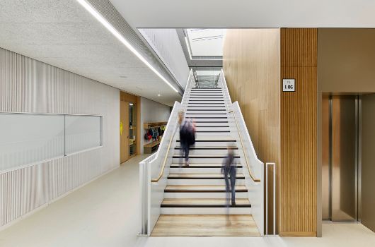 Lichtdurchflutetes Gebäude