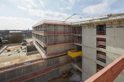 Blick auf Gebäudeteil B und D