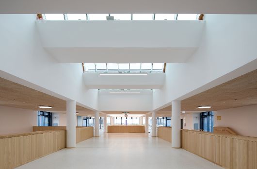 Erschließungsbau mit Freitreppen und Aufenthaltsmöglichkeiten