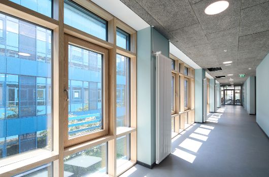 Lichtdurchfluteter Flur im Schulgebäude