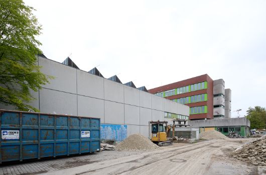 Sporttrakt und Schule