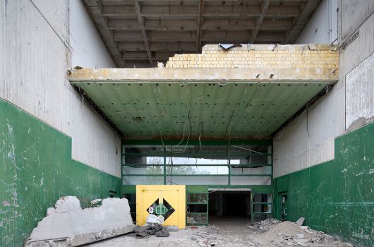 Zugang zur ehemaligen 2-geschossigen Halle