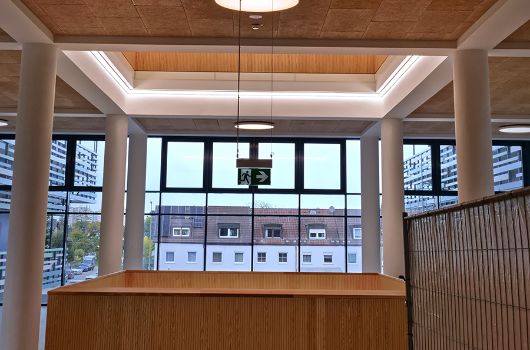 Treppenhaus der FOS für Sozialwesen und Gesundheit München Nord und der Willy-Brandt-Gesamtschule