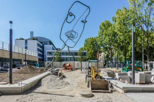 Südansicht der Skulptur der Künstlerin Flaka Haliti