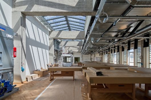 Die Schreinerwerkstatt mit den Werkbänken