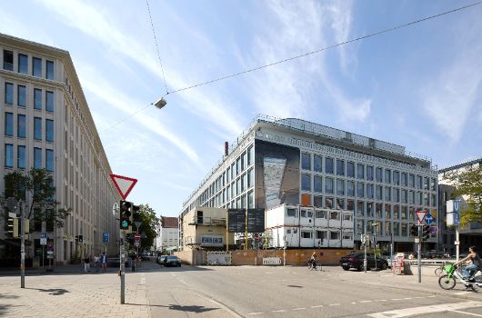 Das silberne Technikgeschoss auf dem Dach