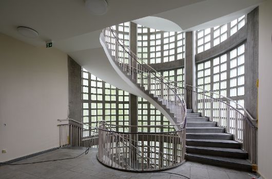 Die Böden müssen noch geschliffen werden, aber unser Treppenhaus strahlt jetzt schon