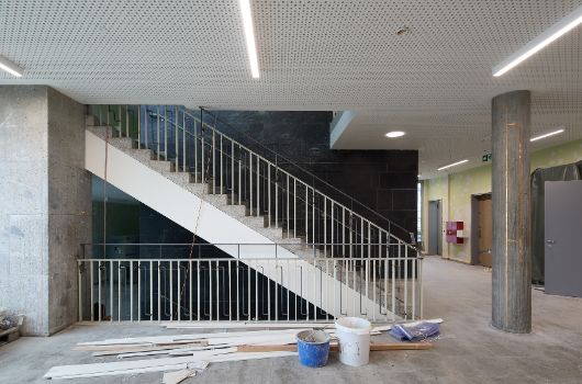 Bei dieser Treppe wurde das Geländer auf erforderliche Höhe gebracht und wird neu lackiert
