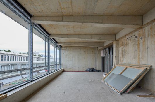 Klassenzimmer Luisenstrasse Bauteil F, nach Fertigstellung Flugdach im 5.OG