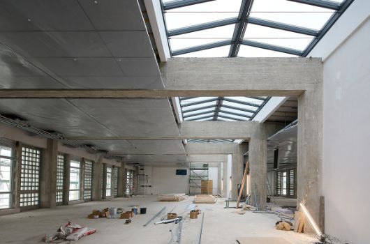Blick in die Zimmererhalle Bauteil E, 5. OG mit Heiz-Kühldecke und den neuen Glasbausteinen
