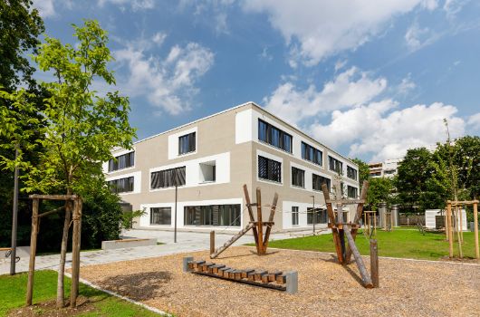 Außenansicht Grundschule Ecke Süd/Ost, Spielplatz