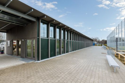 Eingangsbereich zwischen Spielfeld und Ostgebäude