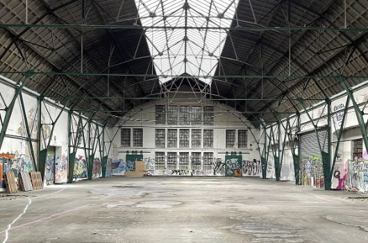 Halle der Eggenfabrik vor der Sanierung