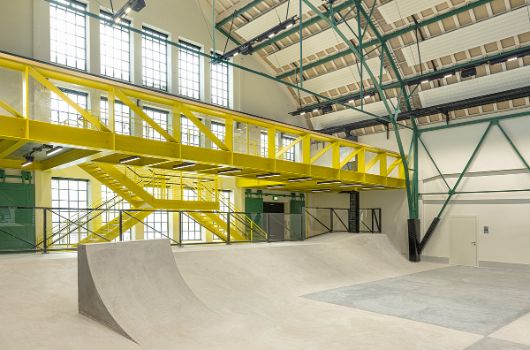 Halle mit Besuchergalerie