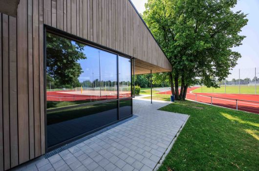 Westseite mit Zuweg zur Zuschauertribüne, Hauptspielfeld