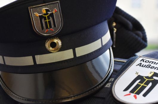 KAD Dienstmütze und Wappen