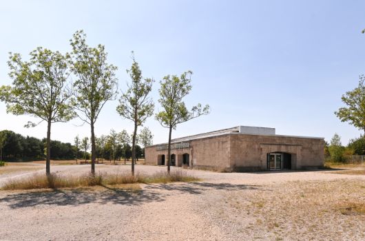 Der Kopfbau in der Landschaft