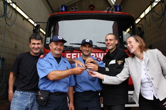 Fahrzeugübergabe bei der Feuerwehr