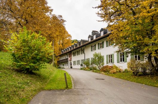 Krainsberger Hof – Gebäudeansicht am Hang