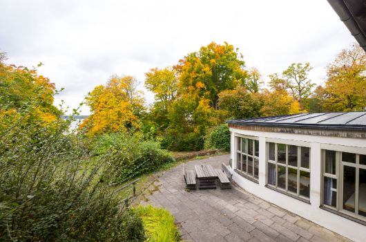 Ambach – Terrasse & See im Hintergrund