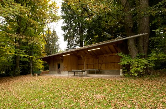 Maxhofen – Überdachter Pavillon im Außengelände