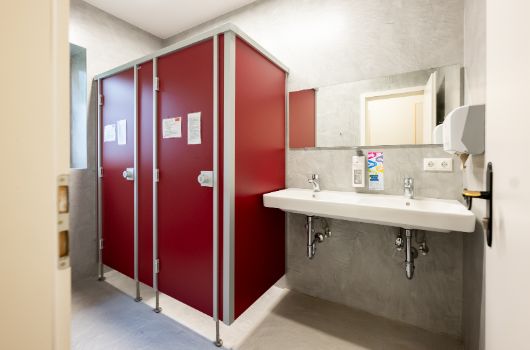 Maxhofen – Waschraum mit Duschkabinen