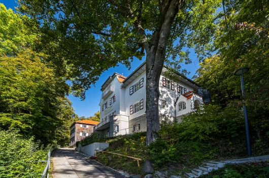 Seeheim – Außenansicht unter Bäumen