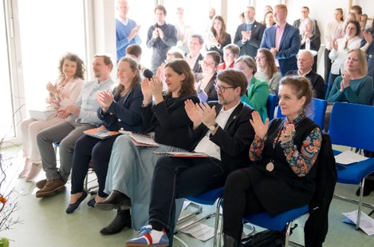 Würdenträger*innen und Gäste während dem Festakt