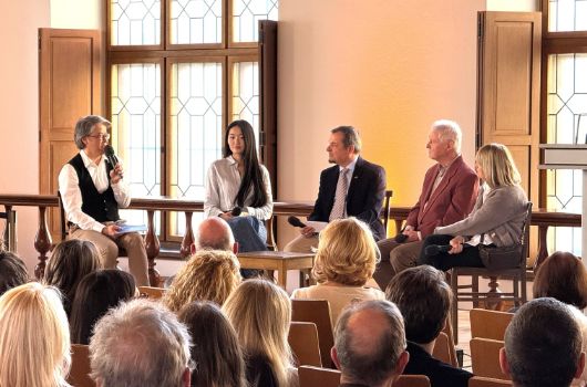 50 Jahre Internationale Klassen - ehemalige Schüler*innen und Lehrkräfte im Gespräch. 