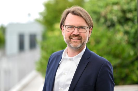 Portrait des Stadtschulrats Florian Kraus draussen 