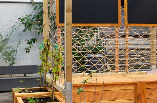 Detail Sitzecke im begrünten Schulhof St. Anna