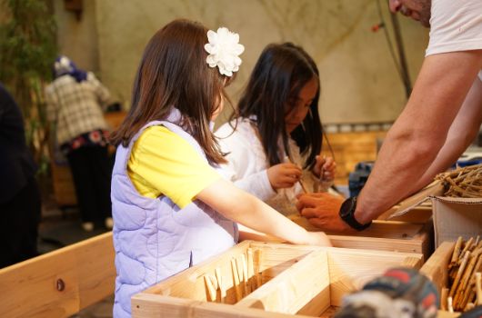 Kinder bei Pflanzaktion im Bellevue di Moncao