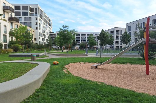 Spielplatz Paul Gerhard Allee Umrandung