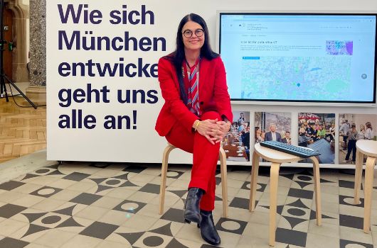 Stadtbaurätin Elisabeth Merk in der Jahresausstellung 2025