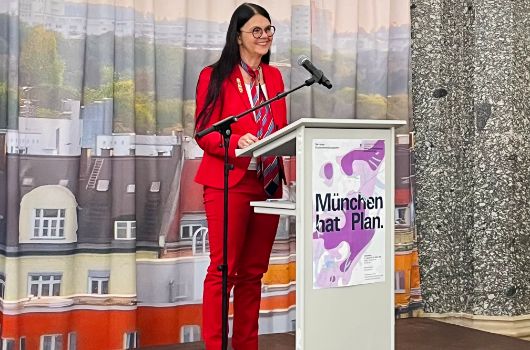München hat Plan: Stadtbaurätin Elisabeth Merk bei der Ausstellungseröffnung