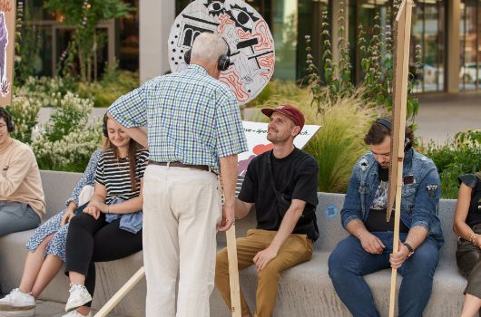 Bei einem Audiowalk mit Geschichten aus Neuperlach kommen Bürger*innen ins Gespräch. 
