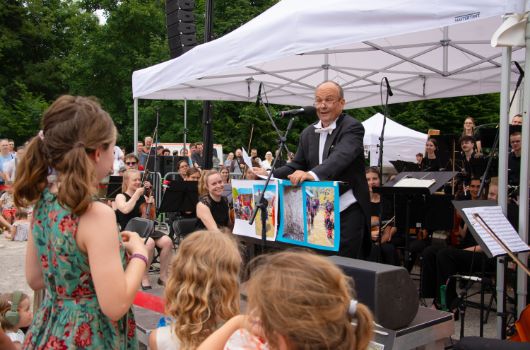 Kinder lauschen Hartmut Zöbeleys Ausführungen