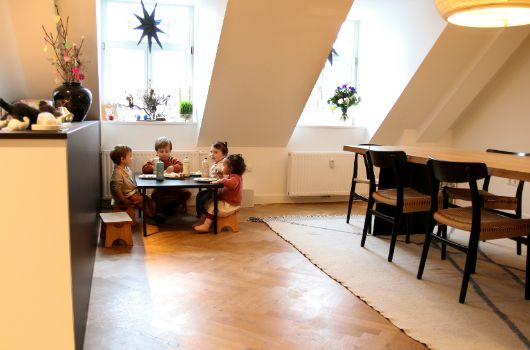 Kinder, kommt zu Tisch