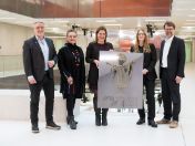 Würdenträger*innen mit Übergabetafel