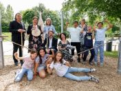 Würdenträger*innen und Schüler*innen mit Übergabeplatte an der Grund- und Mittelschule Guardinistraße