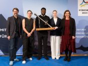 Bild: Sportreferent Florian Kraus, Lena Oberdorf, Alphonso Davies, Alara Şehitler (alle FC Bayern München) und Sportbürgermeisterin Verena Dietl beim Sportempfang vor der Olympia-Fotowand.