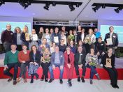 Die diesjährigen Preisträger*innen des Gesundheits- und Pflegepreis mit Jurymitgliedern sowie Bürgermeisterin Verena Dietl und Gesundheitsreferentin Beatrix Zurek