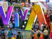 Halle mit Menschen und knallbuntes Logo VIVA