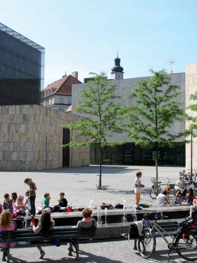 Menschen auf dem St.-Jakobs-Platz