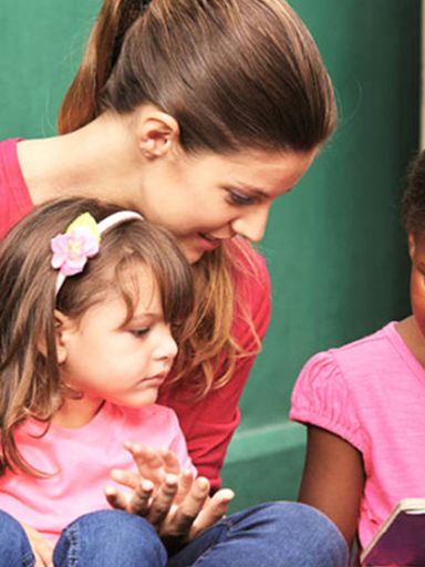 Kindertagespflege - Tagesmutter liest Teaserbild