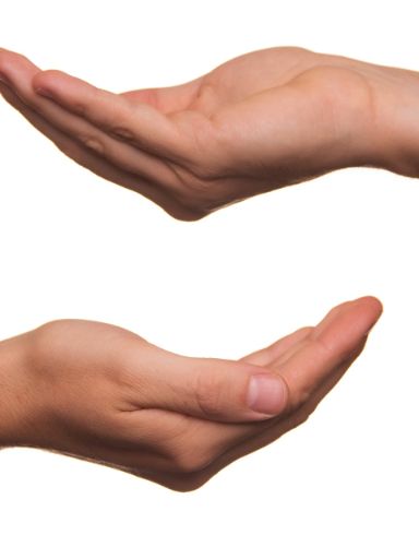 Zwei Hände mit offenen Handflächen
