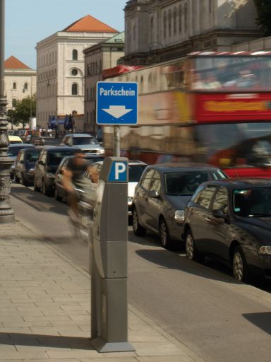 Blaues Schild "Parkausweise" und parkende Autos.
