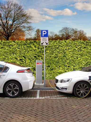 Geparkte Elektrofahrzeuge.